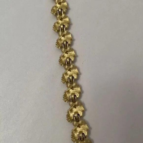 TRIFARI BRUSH GOLD LEAF & PEARL LINK BRACELET VTG - Picture 4 of 8